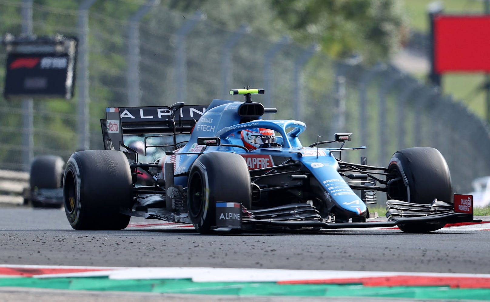 Das turbulente Rennen in Ungarn gewann sensationell der Franzose Esteban Ocon im Alpine. Auch danke seinem Teamkollegen Fernando Alonso, der Altstar hielt den heranbrausenden Lewis Hamilton lange genug auf.