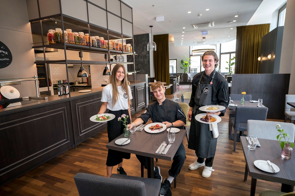 Kathi (links), Moritz (Mitte) und Pius (rechts) sind Freunde, Klassenkameraden und Kollegen. Für ihr Pflichtpraktikum führen sie das Pop-Up Lokal 