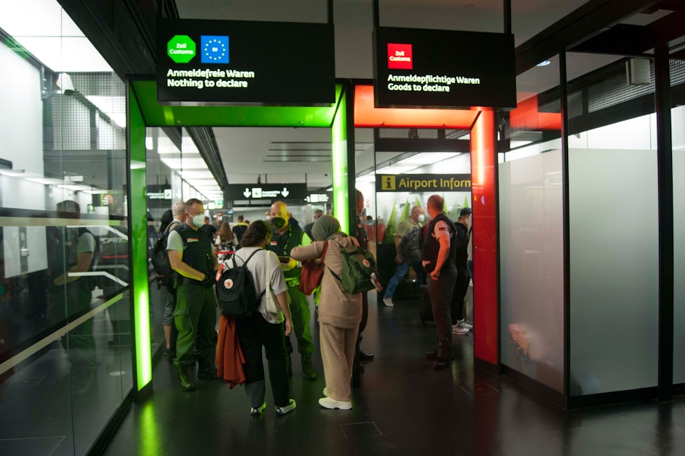 In Kooperation mit dem Innenministerium führte die Finanzpolizei Schwerpunktkontrollen am Flughafen durch. 