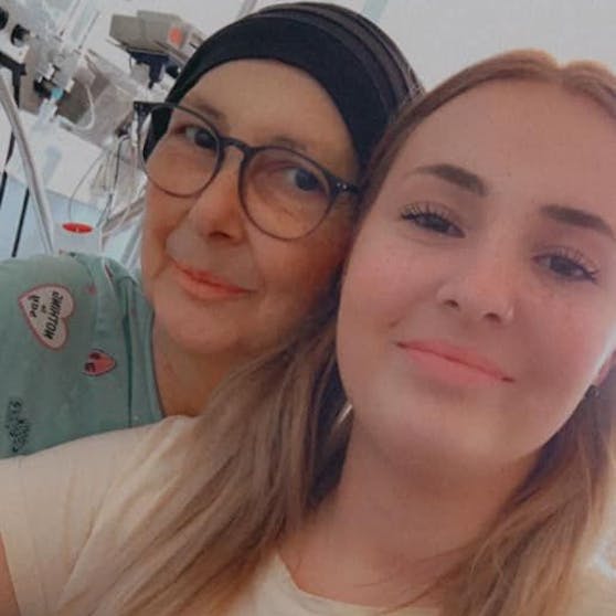 Constanze Metlicka (li.) hat Leukämie und braucht dringend eine Stammzellentherapie. Ihre Tochter Carina (re.) ruft auf Facebook zum Spenden auf.