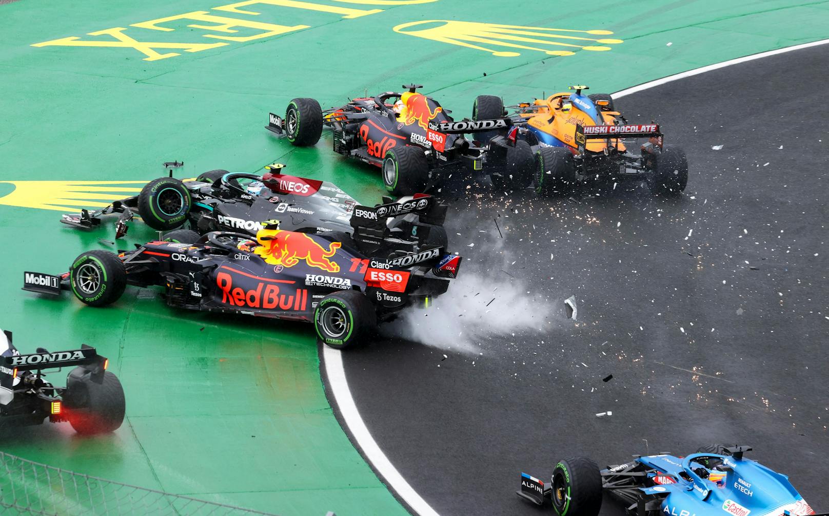 Chaos-Start am Hungaroring! Valtteri Bottas räumte im Regen von Budapest Lando Norris, Sergio Perez und Max Verstappen ab, Lance Stroll kickte Daniel Ricciardo und Charles Leclerc raus.