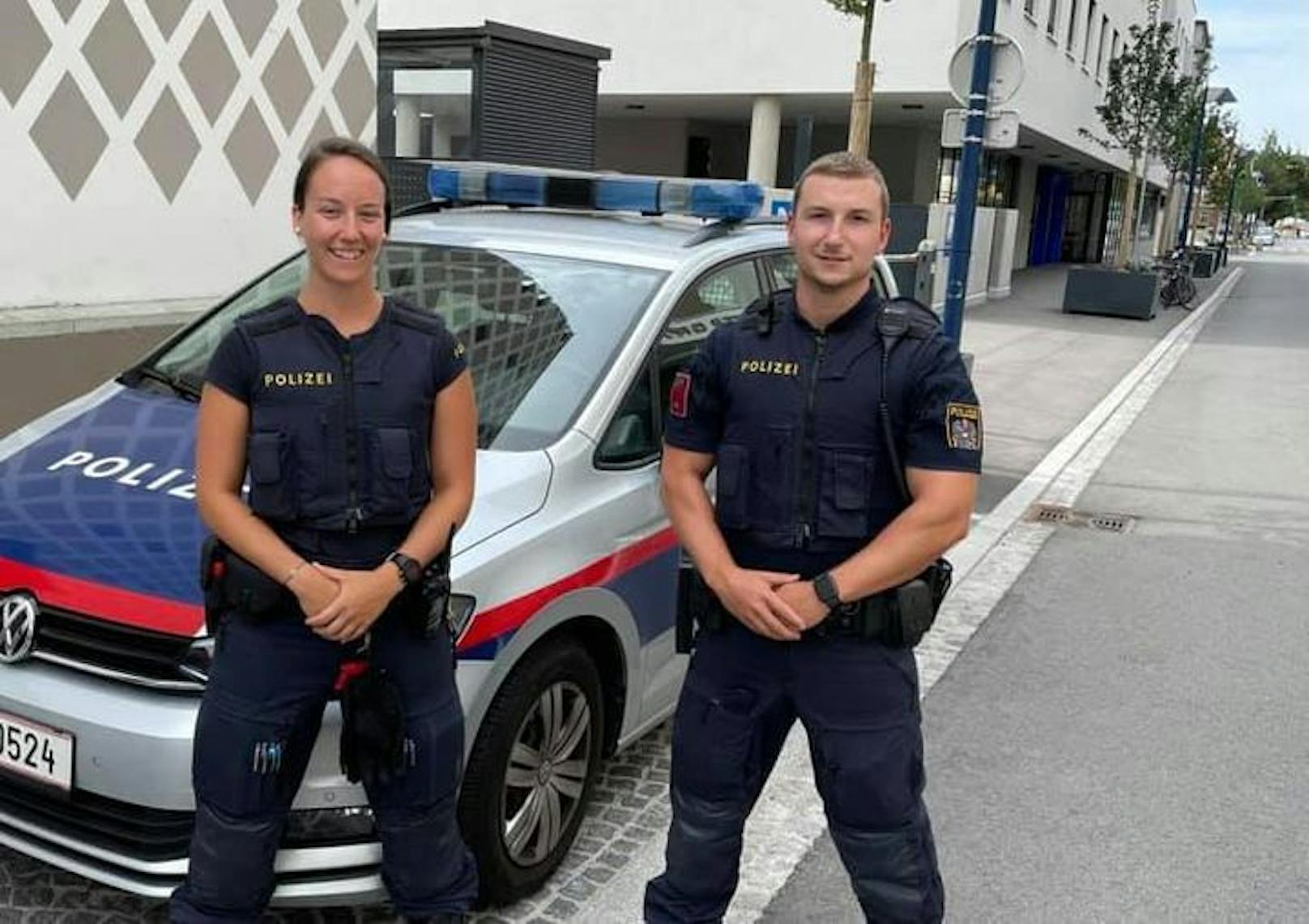 Die beiden Polizisten retteten eine gestürzte E-Bikerin in Lambach.