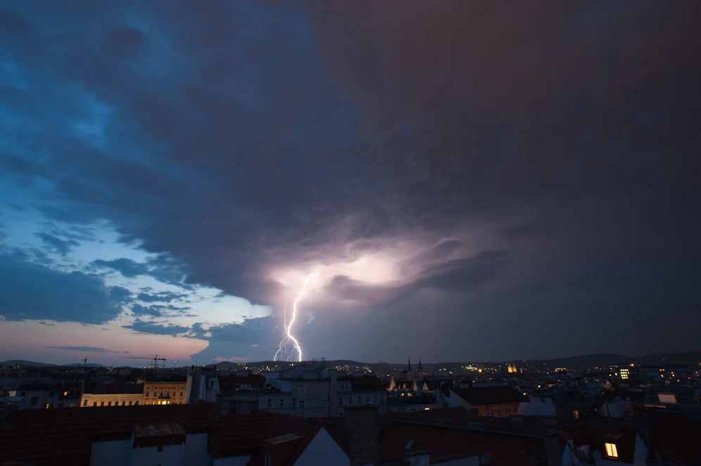 Der Dienstag startet zwar in weiten Teilen Österreichs sonnig, je später es wird, umso mehr Gewitter ziehen aber auf.