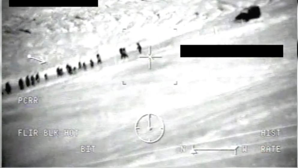 Bilder einer Frontex-Drohne zeigen, wie weißrussische "Grenzschützer" Flüchtlinge bis an die Grenze zu Litauen eskortieren