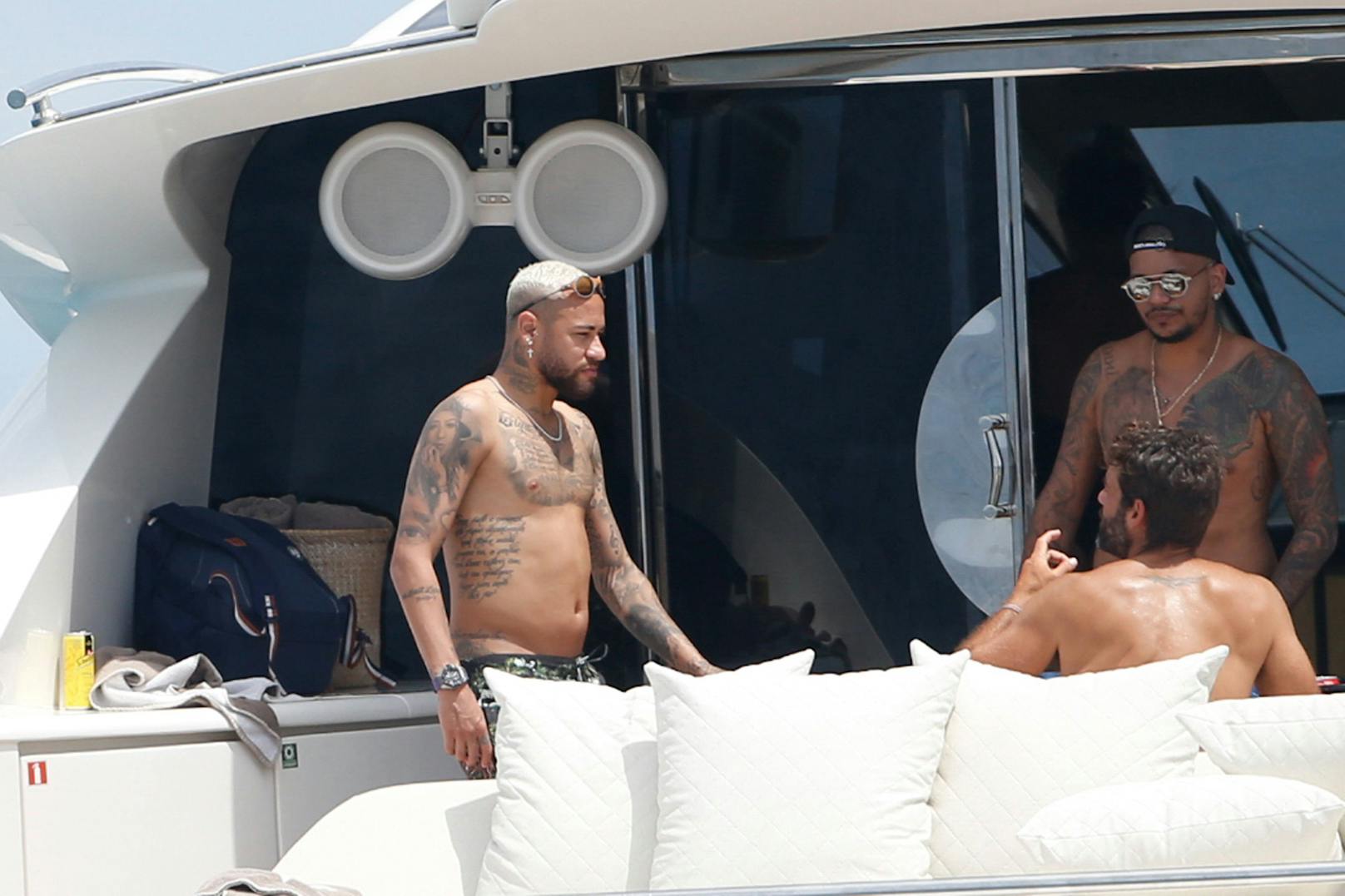 Neymar urlaubt gerade auf einer Yacht vor Ibiza. 