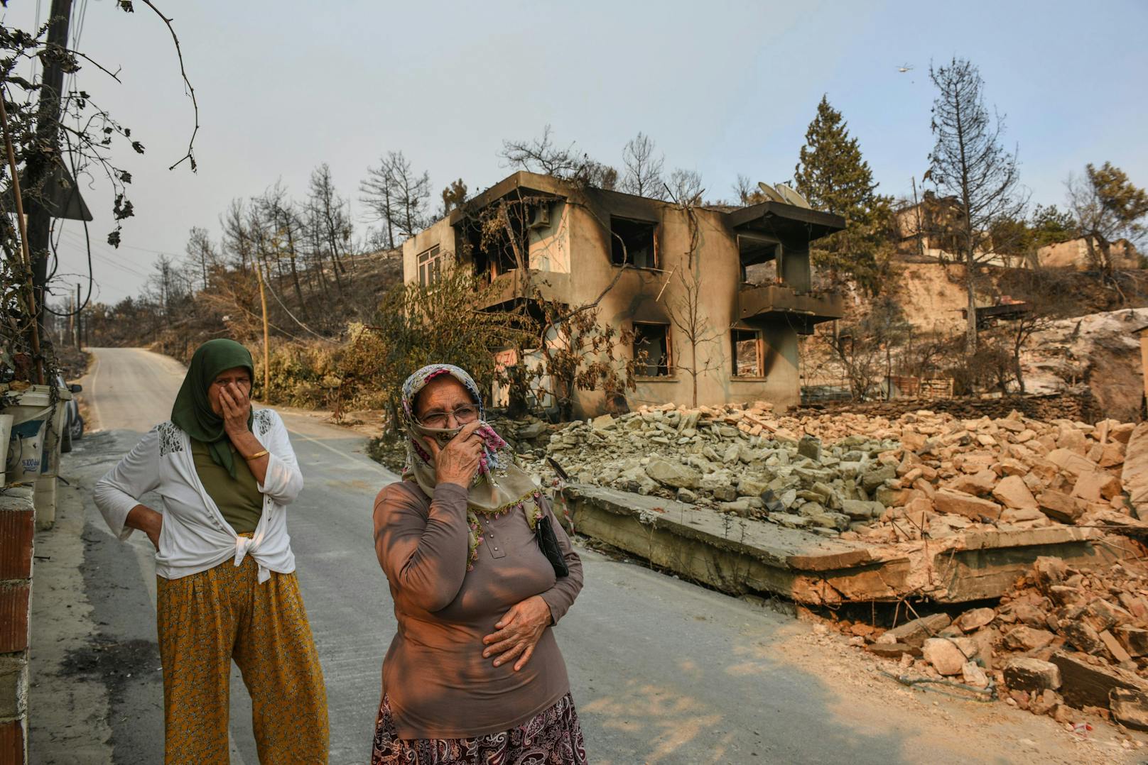 Nach den Feuern stehen viele Betroffene vor den Trümmern ihrer Existenz.
