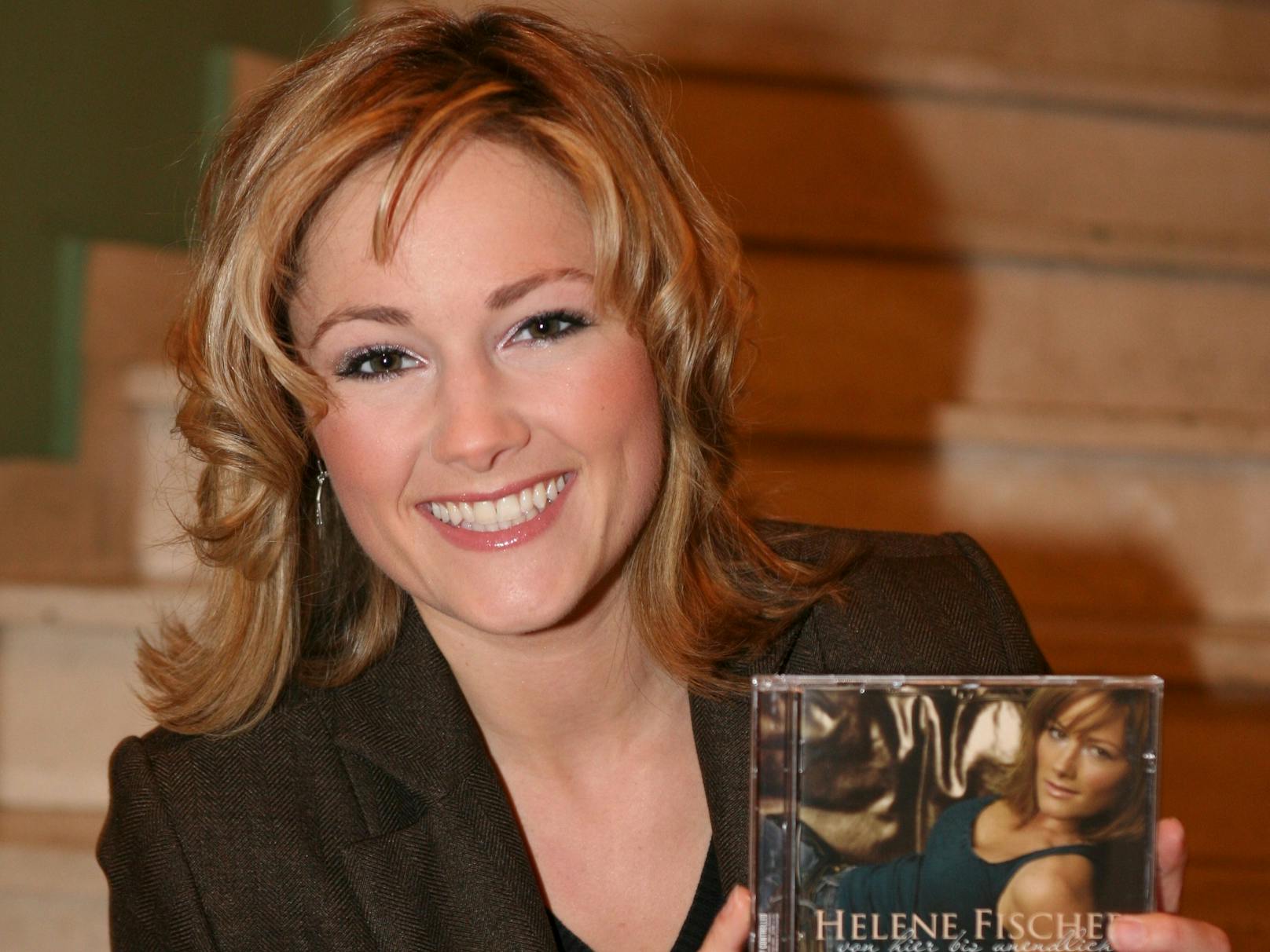 2004 schickte Helene Mutter eine Demo-CD an den Künstlermanager Uwe Kanthak. Daraufhin nahm dieser Kontakt mit dem Produzenten Jean Frankfurter auf, und mit 20 Jahren erhielt sie ihren ersten Plattenvertrag.&nbsp;Am 3. Februar 2006 erschien ihr erstes Album "Von hier bis unendlich".