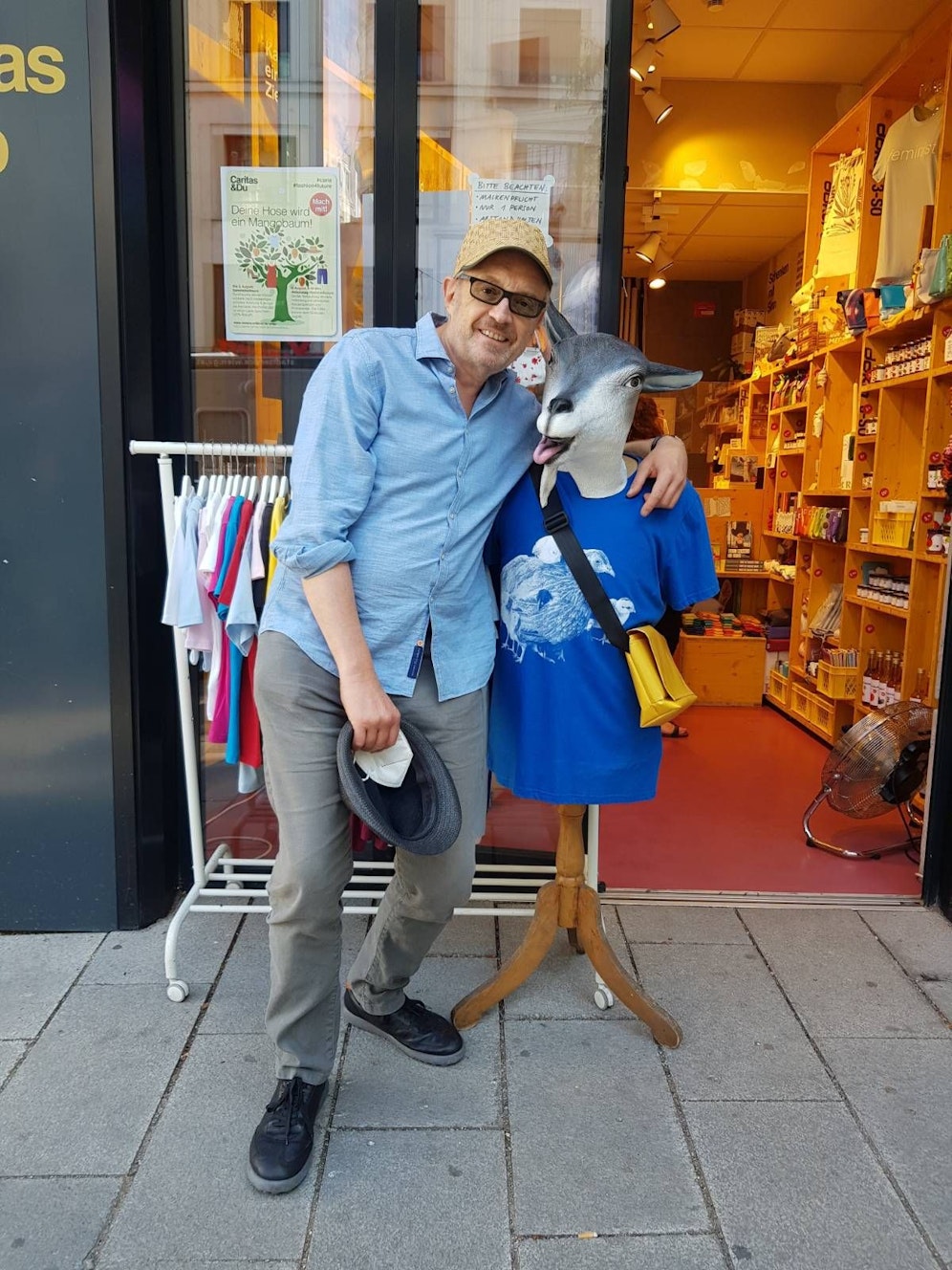 Kabarettist Joseph Hader, Promi und Spender bei Fashion4Future spendet sein Sommerkapperl.