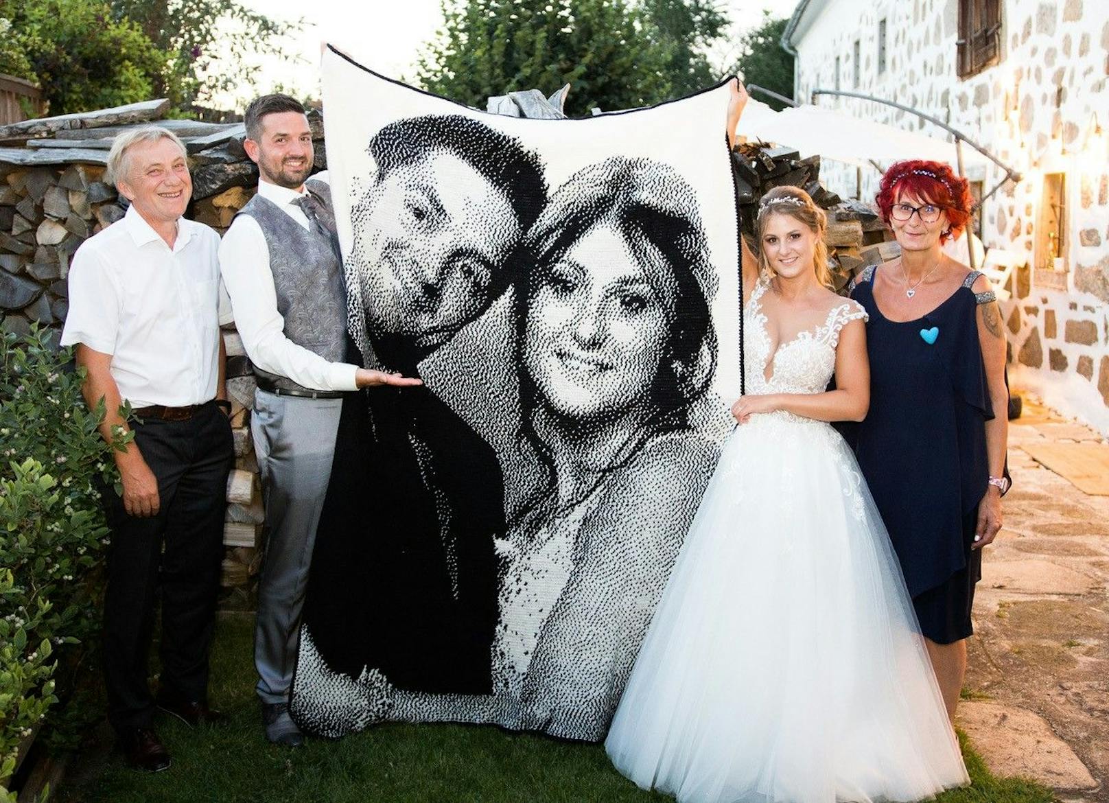 Brautmama Sabine Neunteufel häkelte ein Portrait des Ehepaares auf einer riesigen Decke.