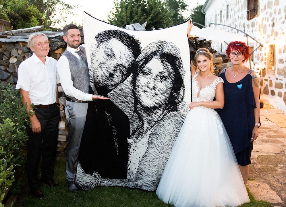 Brautmama Sabine Neunteufel häkelte ein Portrait des Ehepaares auf einer riesigen Decke.