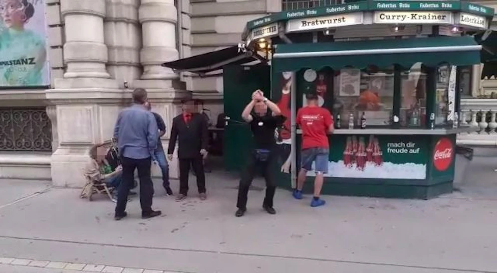 Die Corona-Leugner gingen nach der Demo zum Würstelstand, um Party zu machen.