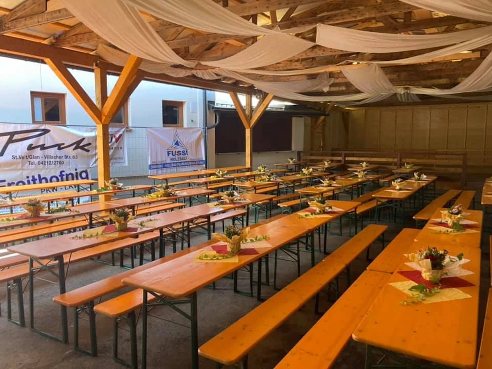 In dieser Festhalle in Projern feierte eine corona-positive Person mit.