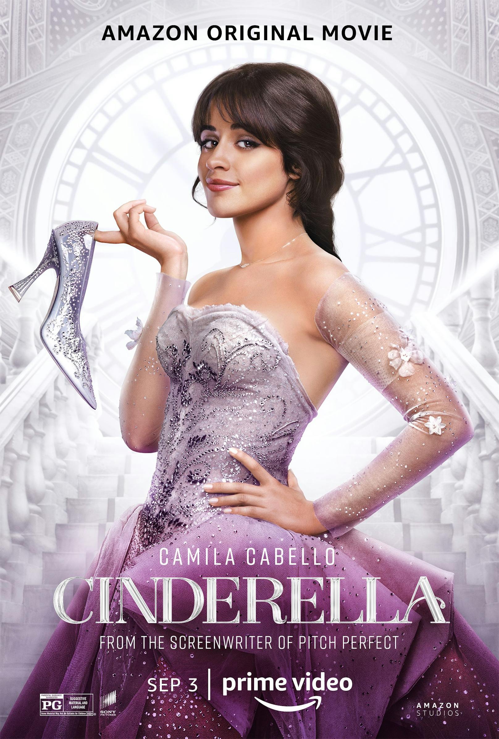 Popstar Camila Cabello hält den gläsernen Schuh auf dem Filmplakat.