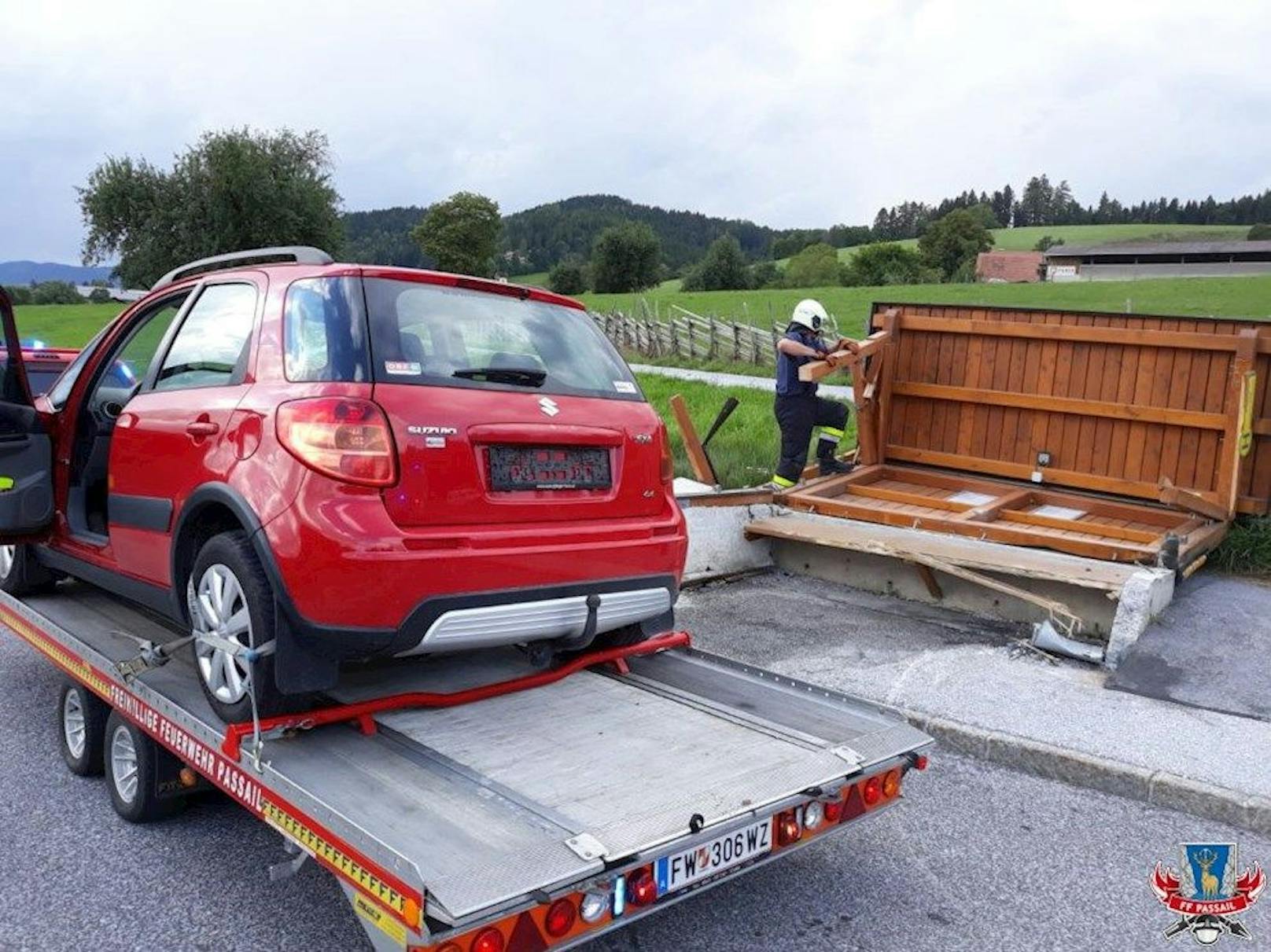 Dem Lenker wurde kurz "schwarz vor Augen", dann knallte sein Wagen auch schon gegen dieses Wartehäuschen in Passail, Steiermark. (3. August 2021)