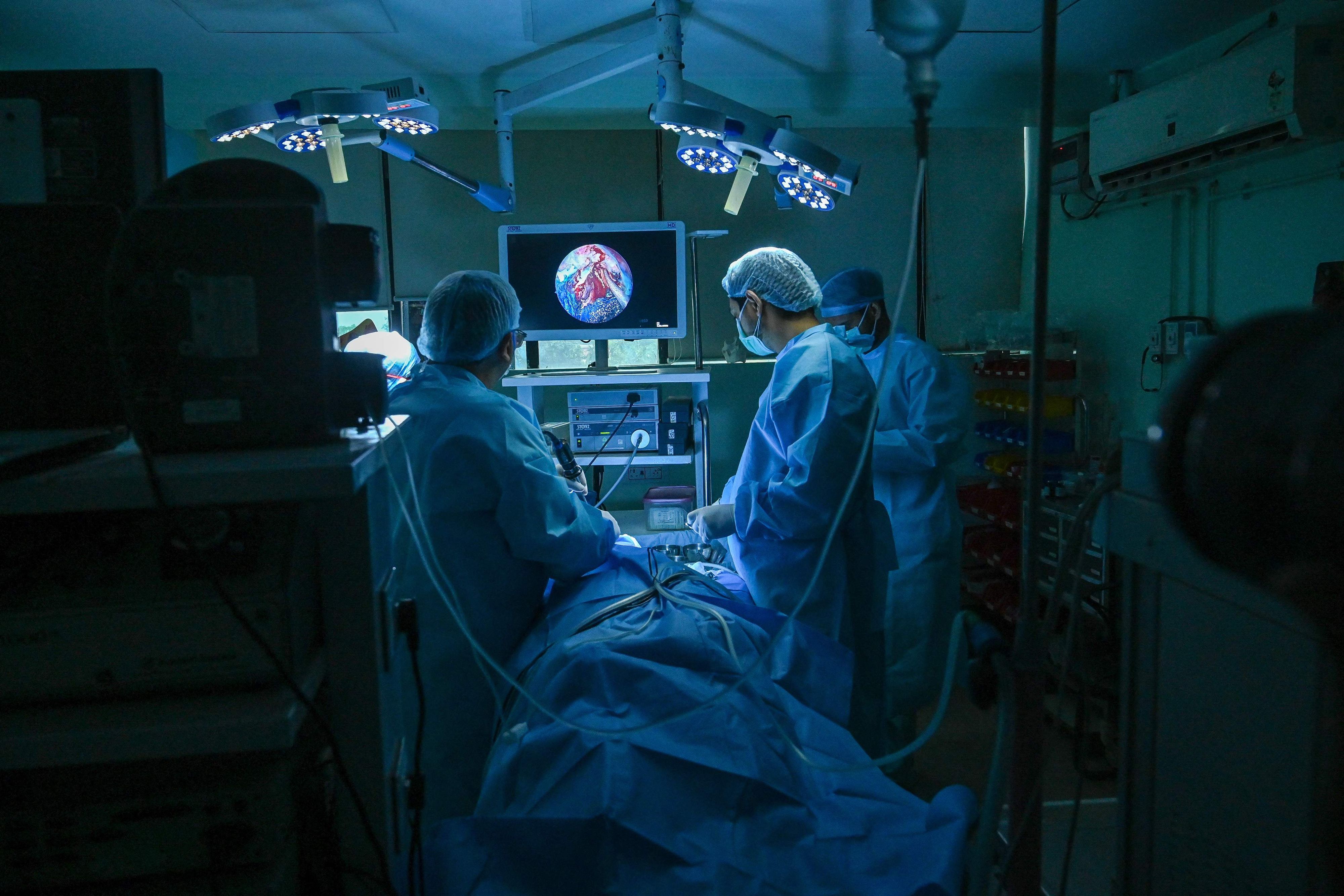 Download von www.picturedesk.com am 04.08.2021 (12:13).  TOPSHOT - ENT specialist Dr. Brajpal Singh Tyagi (L) performs a surgery to remove black fungus (Mucormycosis) from a patient who recovered from the Covid-19 coronavirus at a hospital in Ghaziabad on June 1, 2021. (Photo by Prakash SINGH / AFP) - 20210601_PD2711 - Rechteinfo: Rights Managed (RM) Nur für redaktionelle Nutzung! Werbliche Nutzung erfordert Freigabe: bitte schicken Sie uns eine Anfrage.