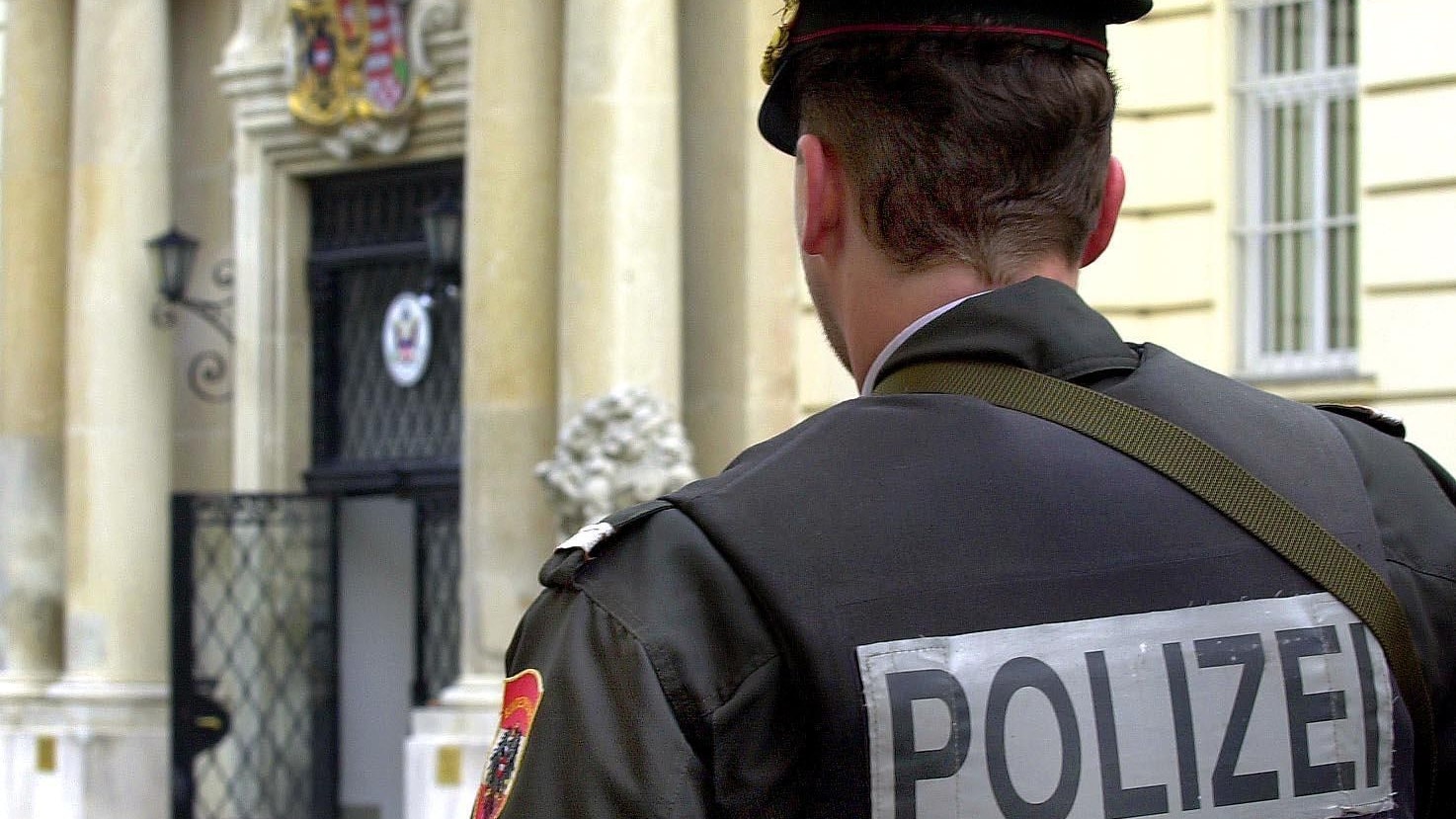 in Polizist vor der US-Botschaft in der Wiener Boltzmanngasse (Archivfoto)