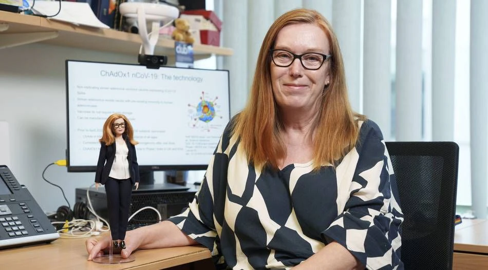 Die Barbie von Professorin Sarah Gilbert hat wie ihr Vorbild lange rote Haare und trägt einen schwarze Hosenanzug und eine Brille