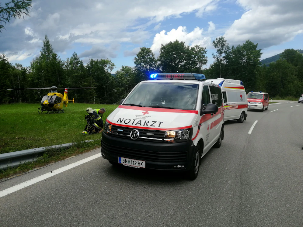 Die Rettungskräfte vor Ort im Einsatz.