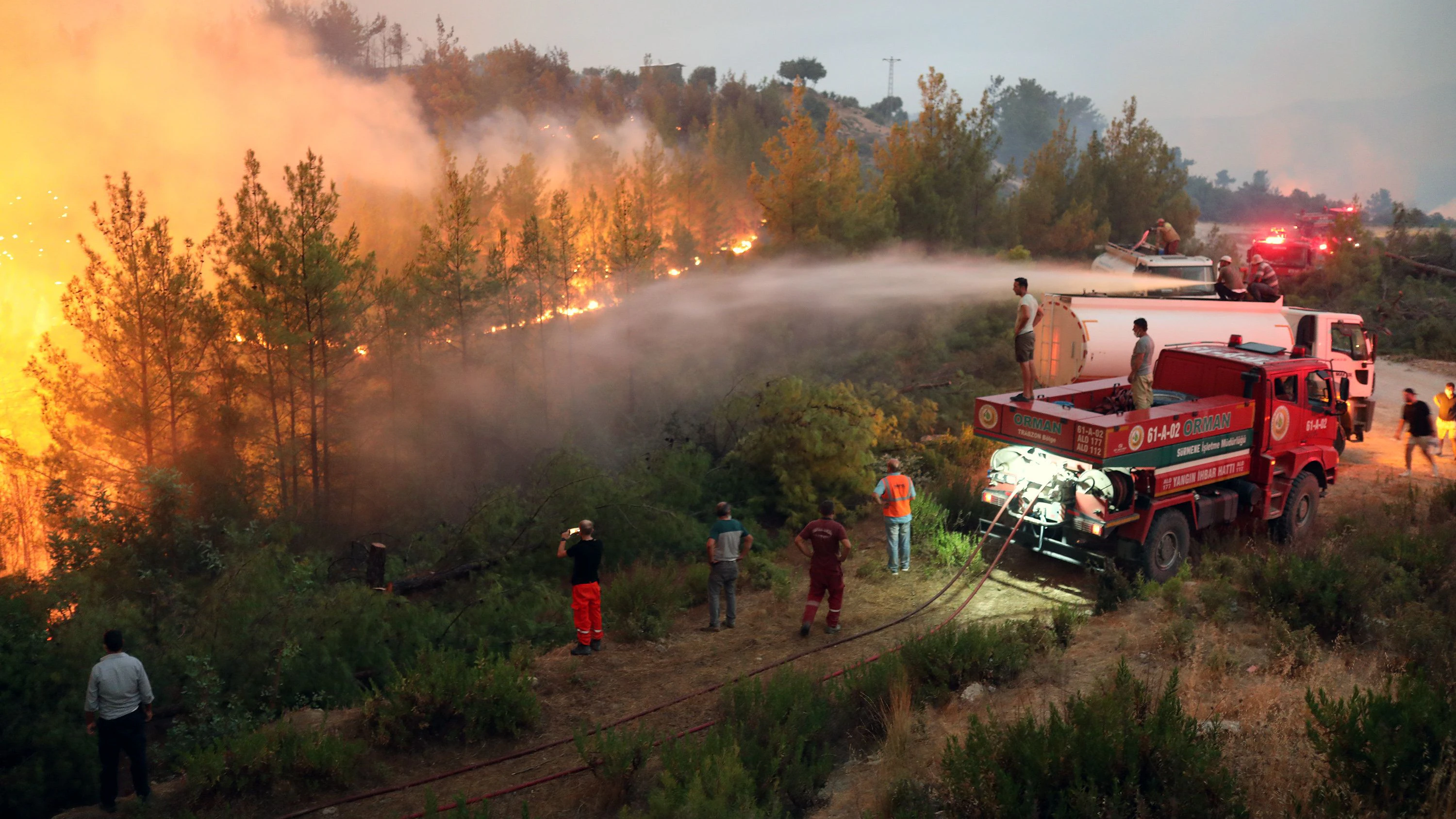 Feuerwehrmänner beim Einsatz in den Wäldern von Manavgat