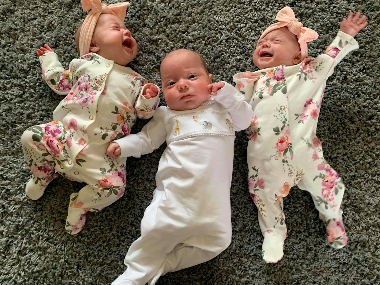 Ella, George und Olivia kamen im April 2021 neun Wochen zu früh auf die Welt.