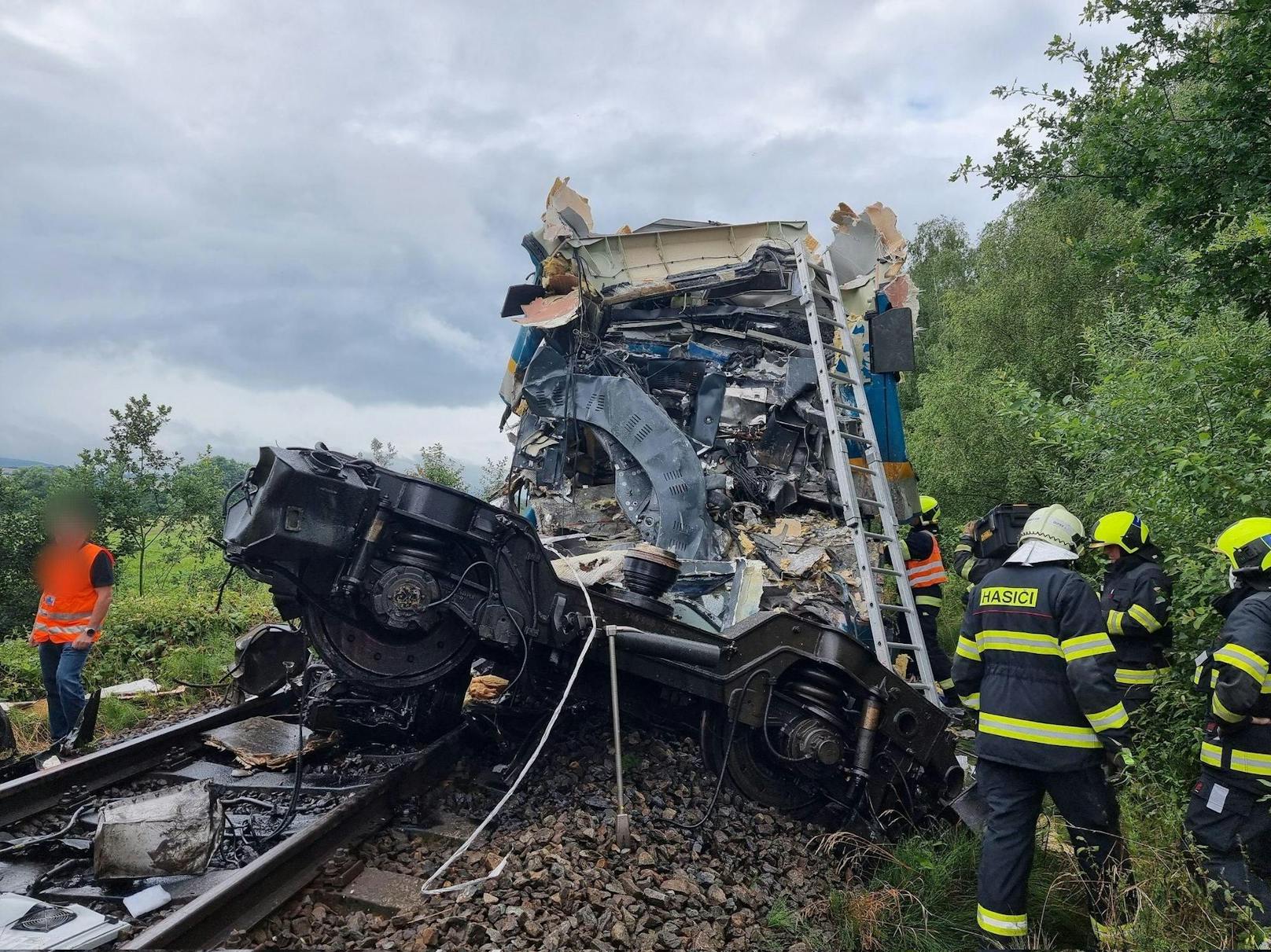 Am Mittwochmorgen sind in Tschechien zwei Personenzüge zusammengestossen. Der Speisewagen des Zuges wurde zerstört.