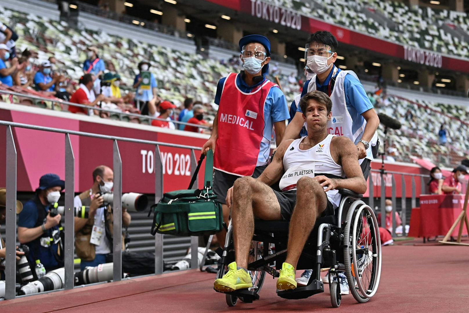Zehnkämpfer im Rollstuhl aus dem Stadion gebracht