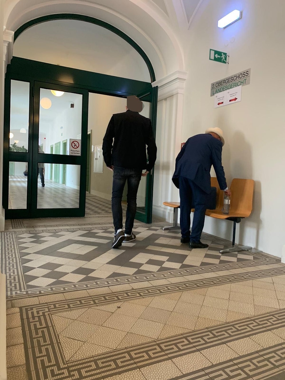 Krankenpfleger (l.) in St. Pölten vor Gericht mit Anwalt (r.)