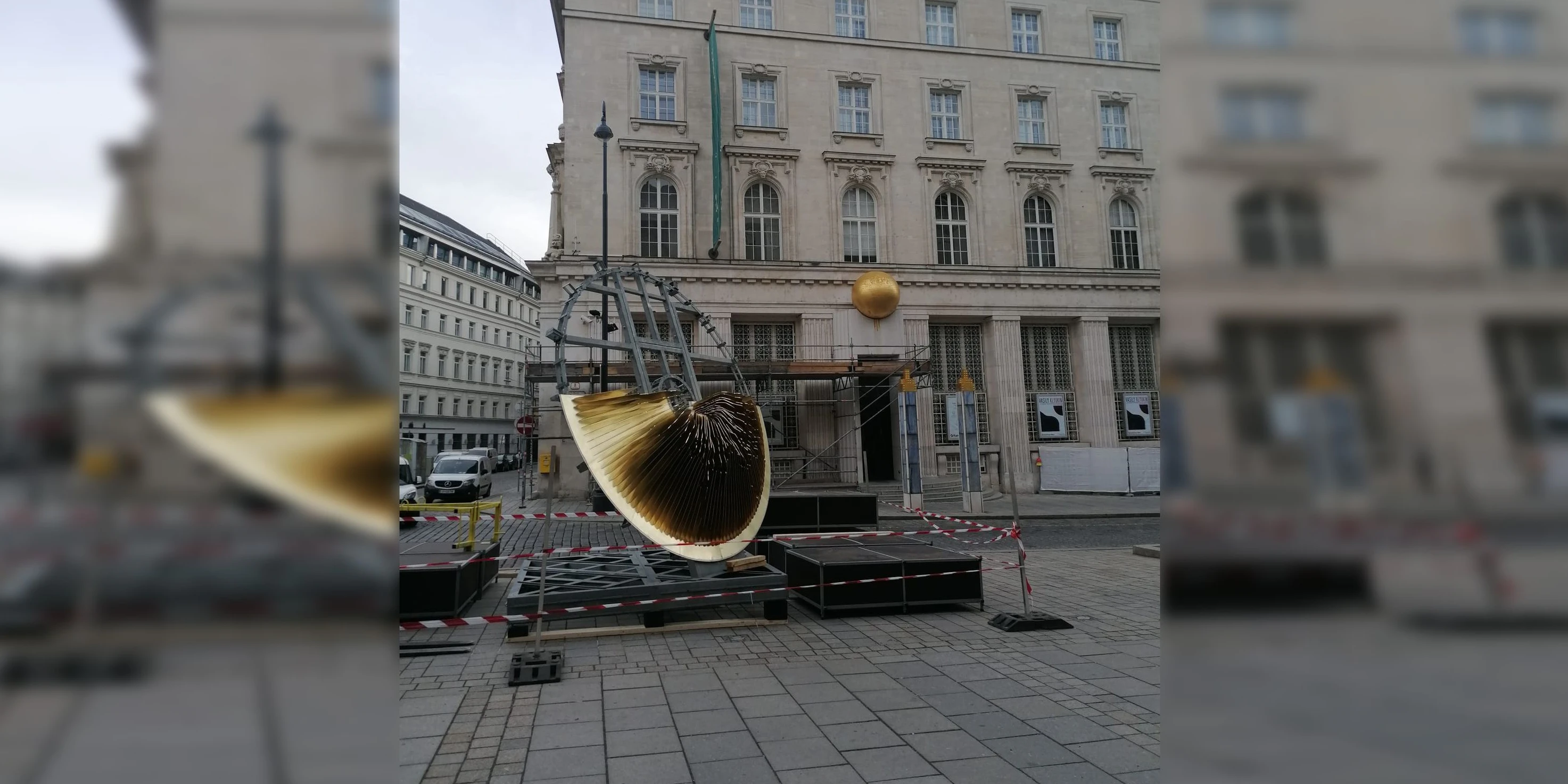 Was macht riesige goldene Scheibe in der Wiener City? - Vimarsana News