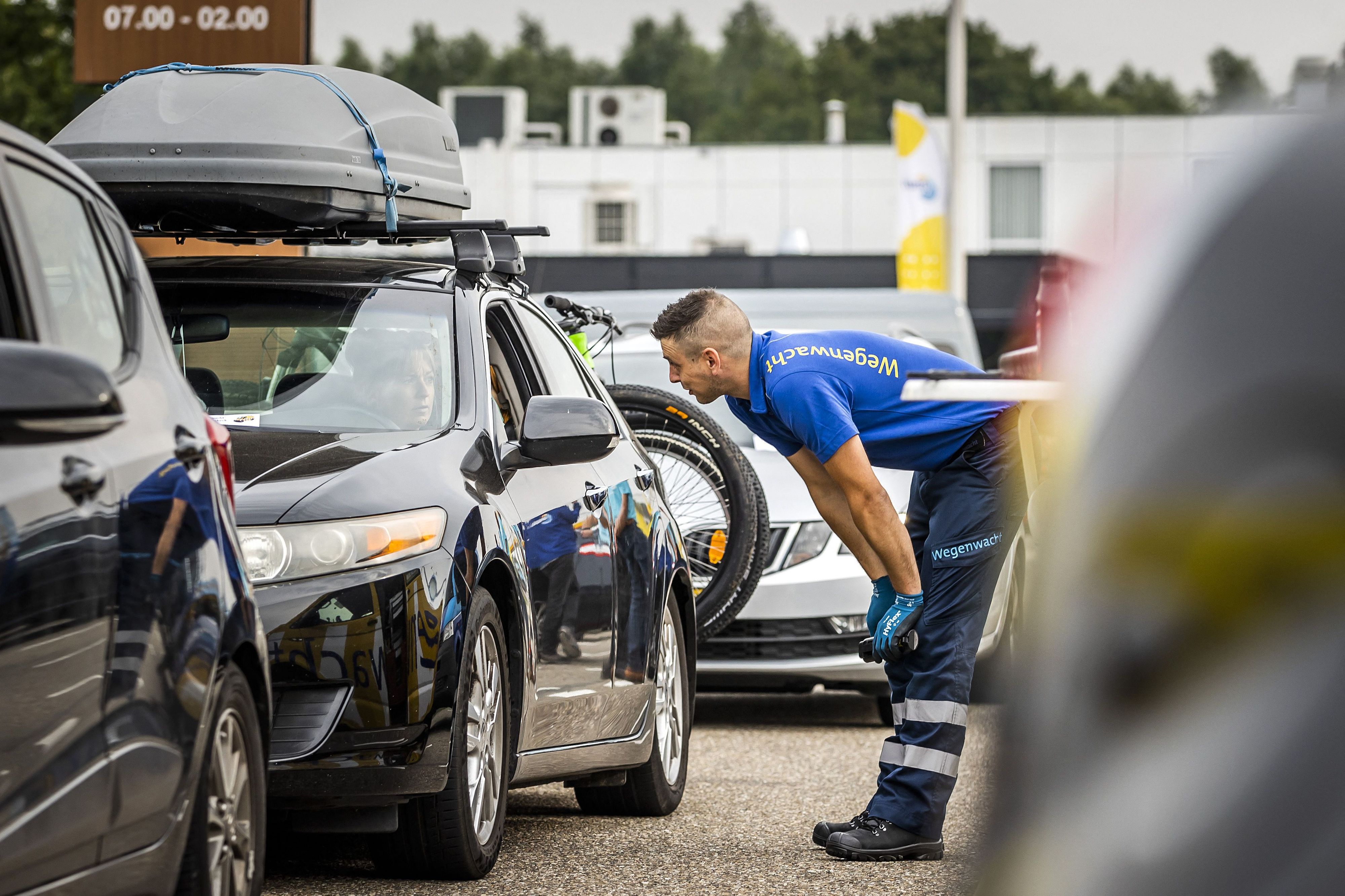 Eine Pannenhilfe auf der Autobahn.