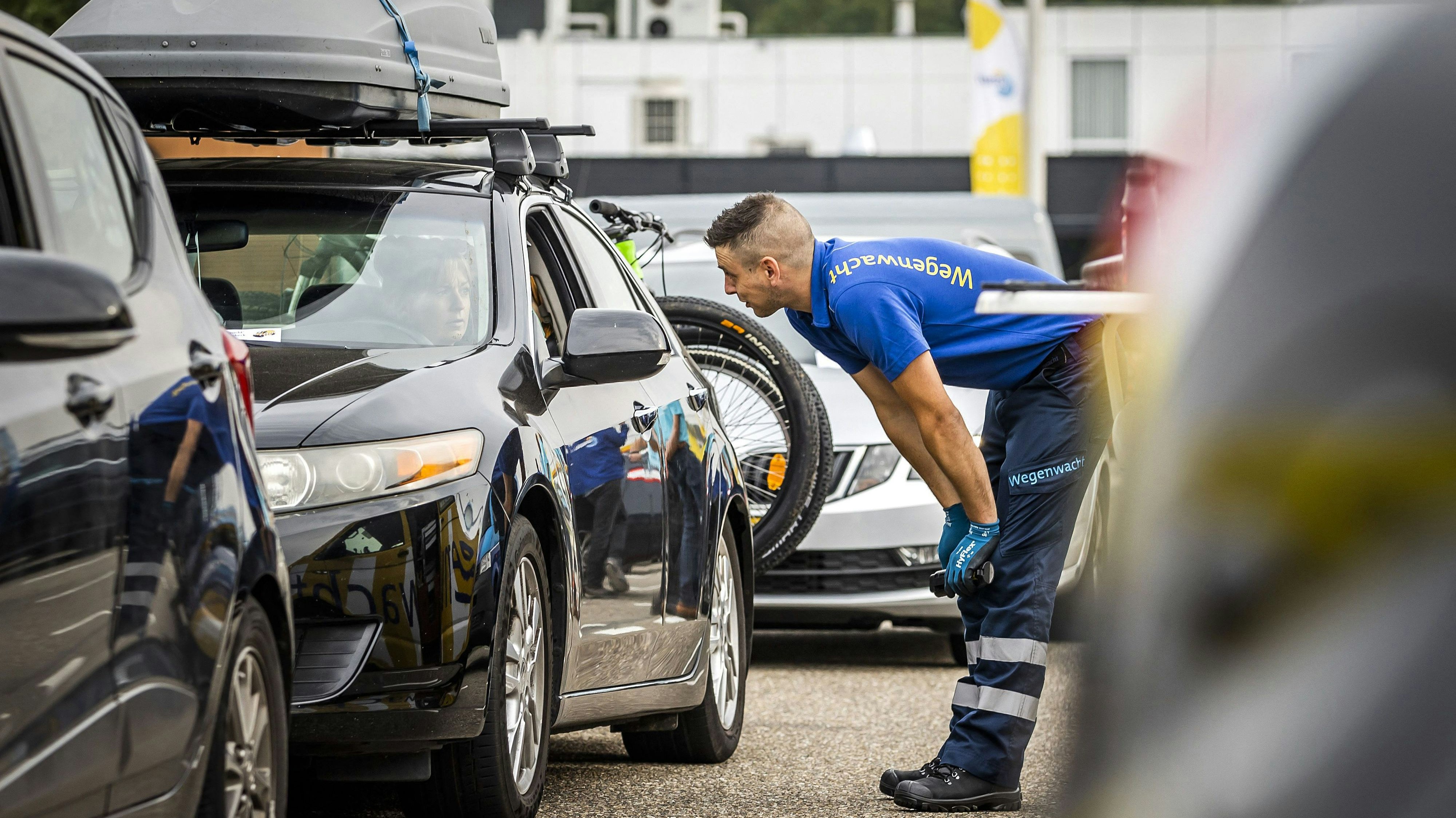 Eine Pannenhilfe auf der Autobahn