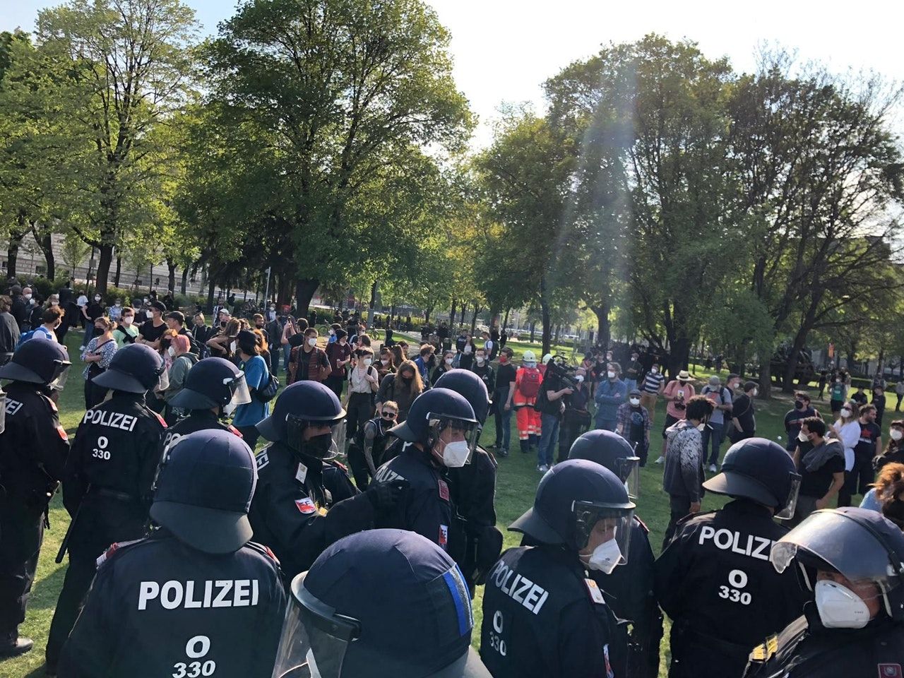 Besagte Trennlinie der Polizei am 1. Mai, im Hintergrund eine der Hecken