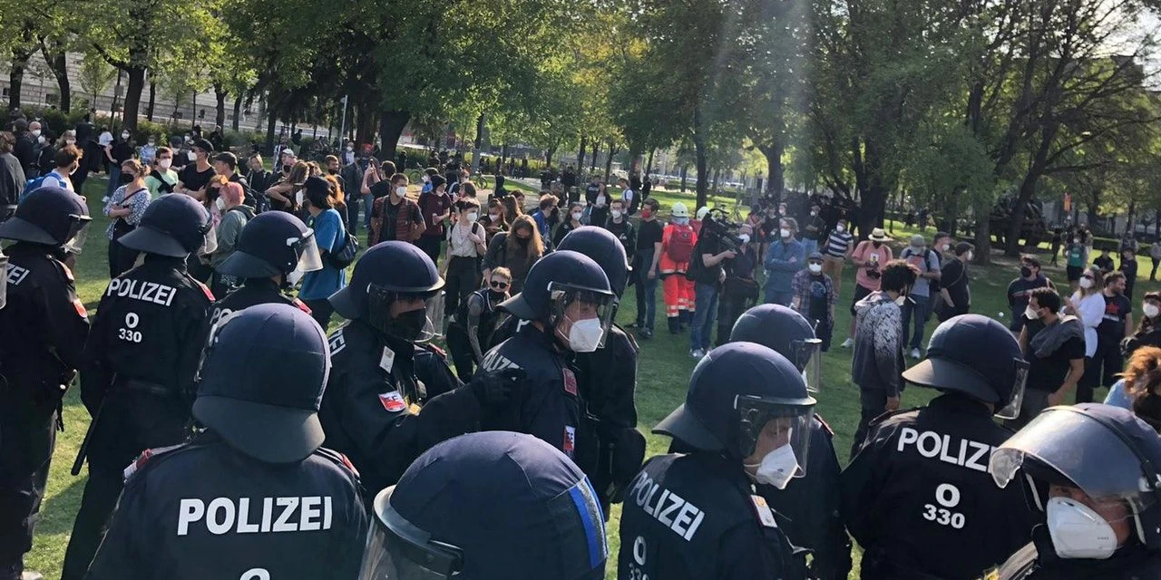 Besagte Trennlinie der Polizei am 1. Mai, im Hintergrund eine der Hecken