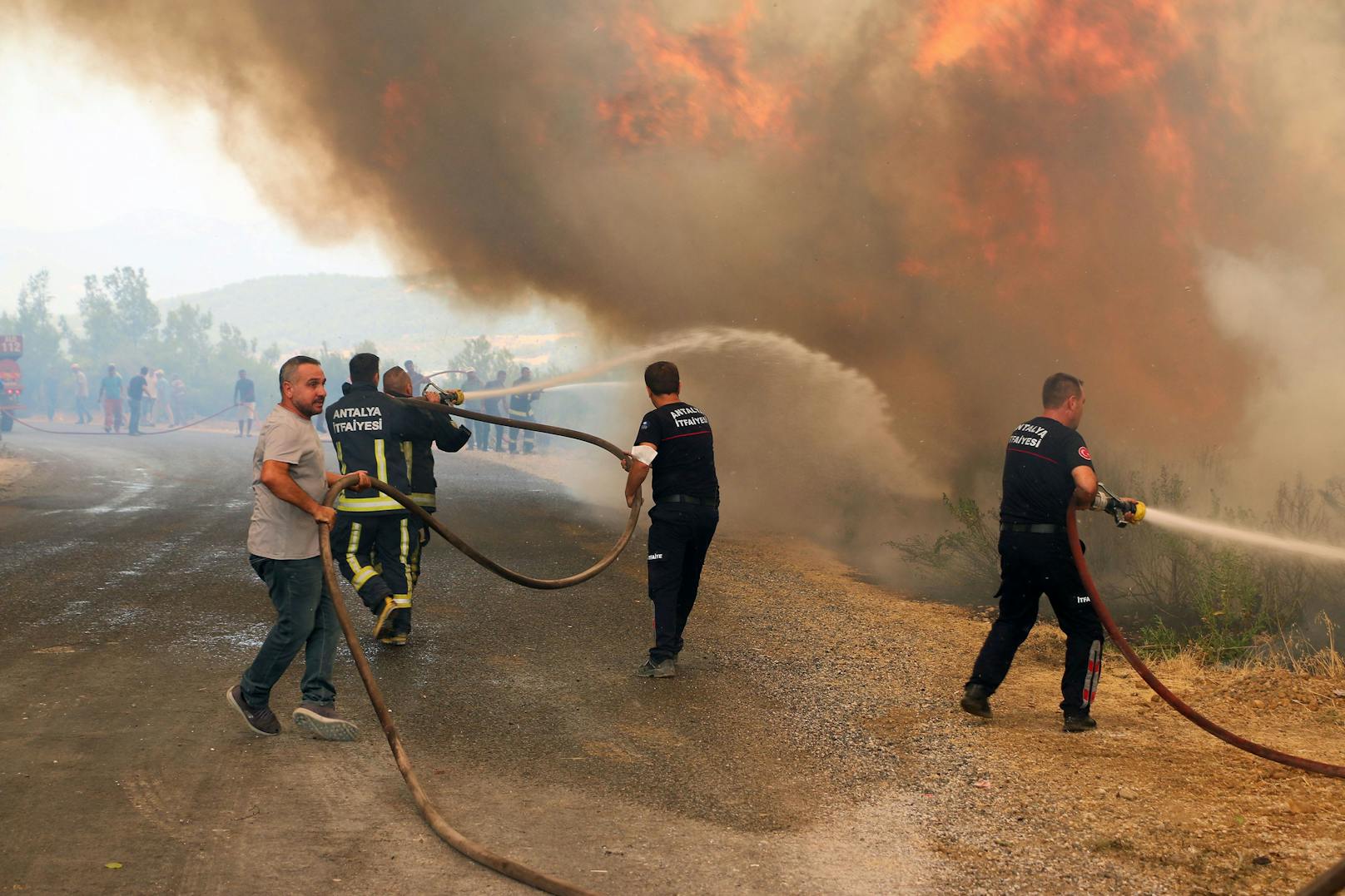 Gemeinsam mit Einwohnern versuchen Feuerwehrmänner in Manavgat die Brände zu löschen.