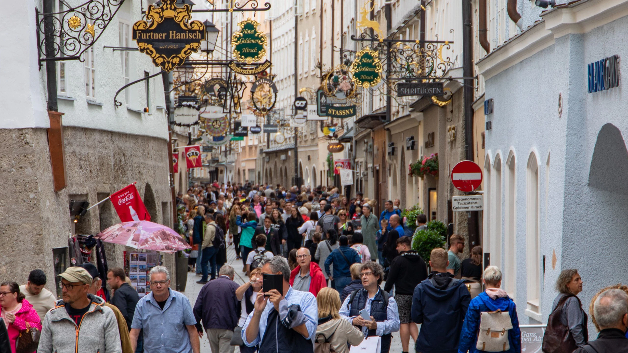 Bei Schönwetter stürmten am Mittwochnachmittag Dutzende Touristen die Salzburger Altstadt.