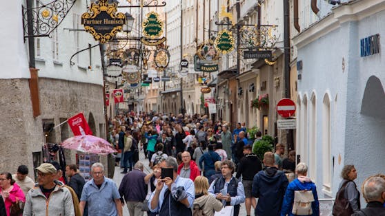 Bei kühlen Temperaturen überfluteten am Mittwochnachmittag Touristenströme die Salzburger Altstadt. 