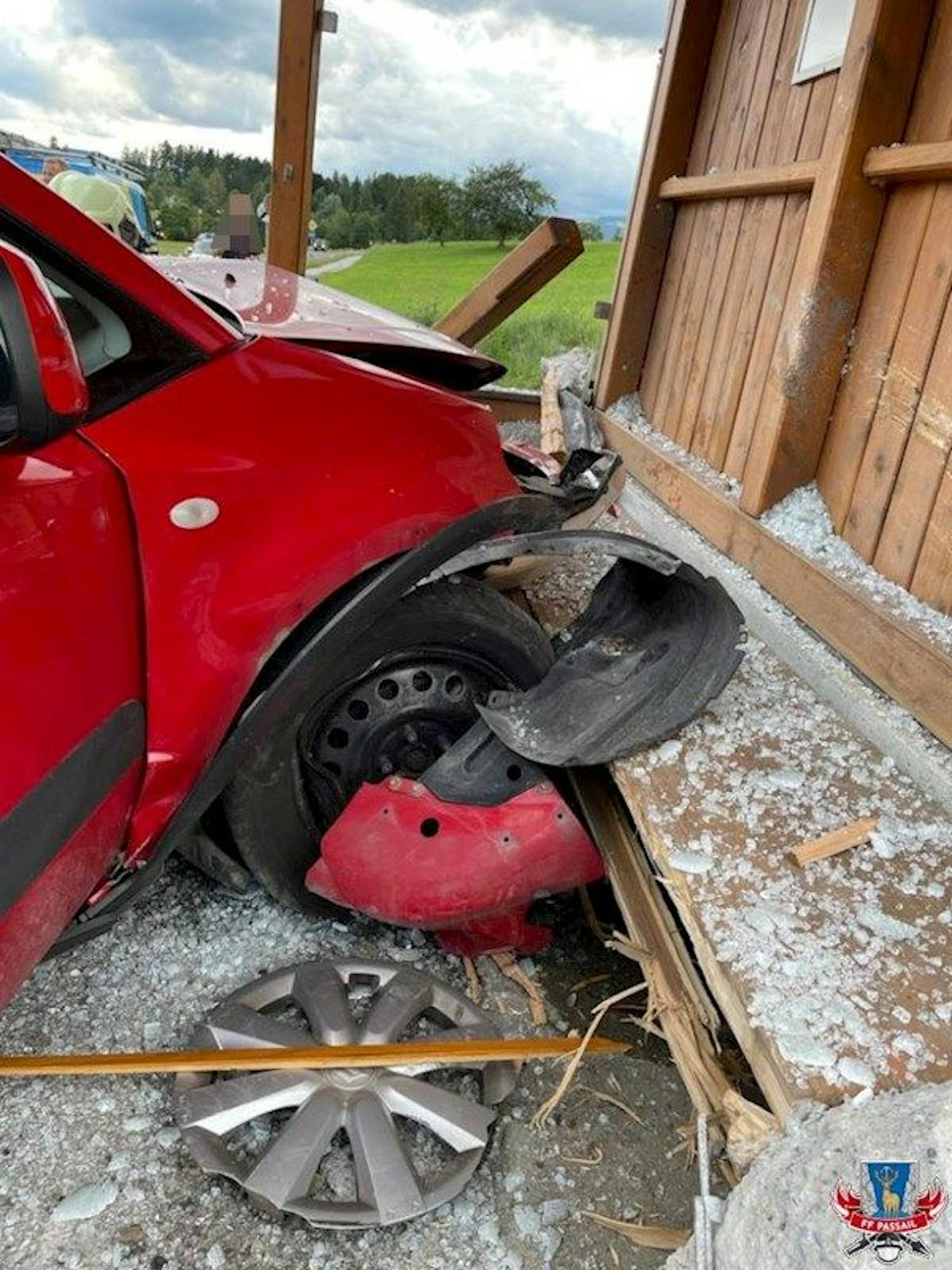 Dem Lenker wurde kurz "schwarz vor Augen", dann knallte sein Wagen auch schon gegen dieses Wartehäuschen in Passail, Steiermark. (3. August 2021)