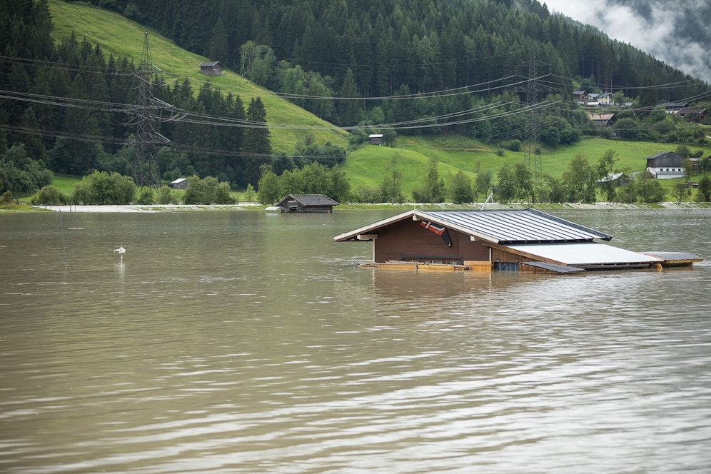 Starkregen verursachte in der Nacht auf Sonntag, 18. Juli, im Raum Mittersill Hochwasser. Jetzt werden neue Niederschläge erwartet.