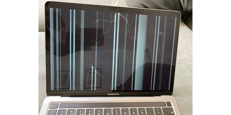 Mehrere Nutzerinnen und Nutzer berichten von Rissen in ihren neuen Macbooks.