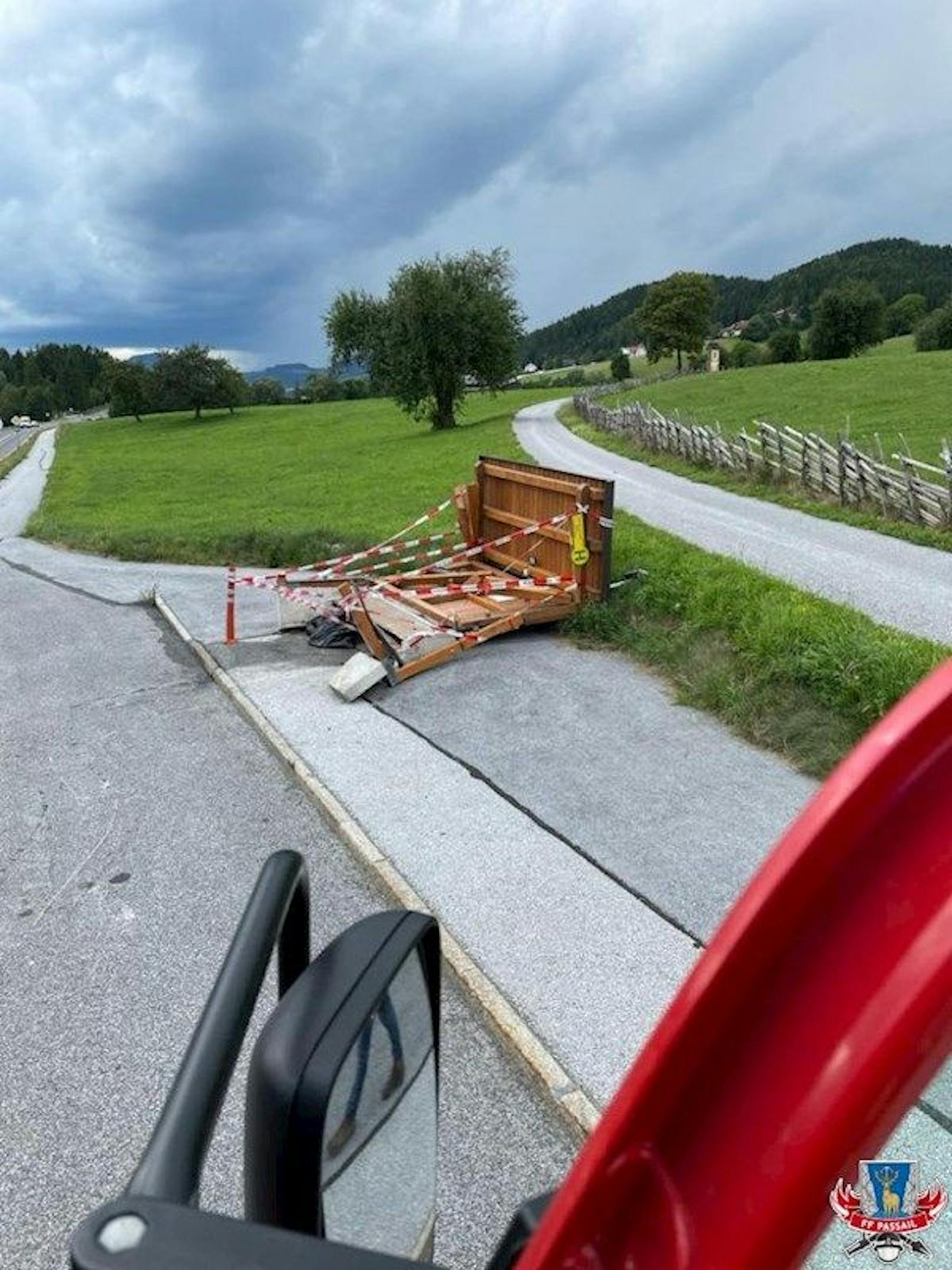 Dem Lenker wurde kurz "schwarz vor Augen", dann knallte sein Wagen auch schon gegen dieses Wartehäuschen in Passail, Steiermark. (3. August 2021)