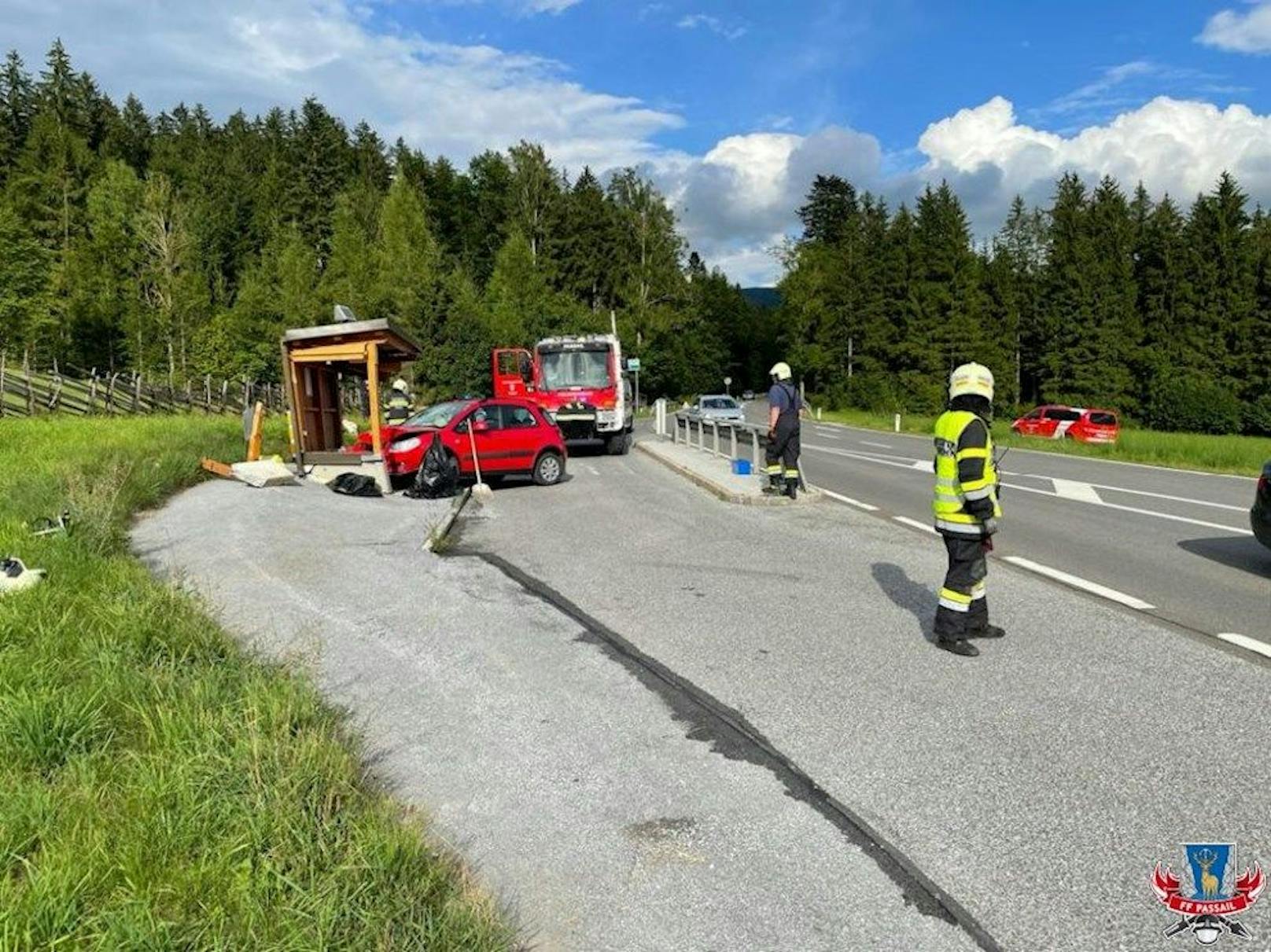 Dem Lenker wurde kurz "schwarz vor Augen", dann knallte sein Wagen auch schon gegen dieses Wartehäuschen in Passail, Steiermark. (3. August 2021)