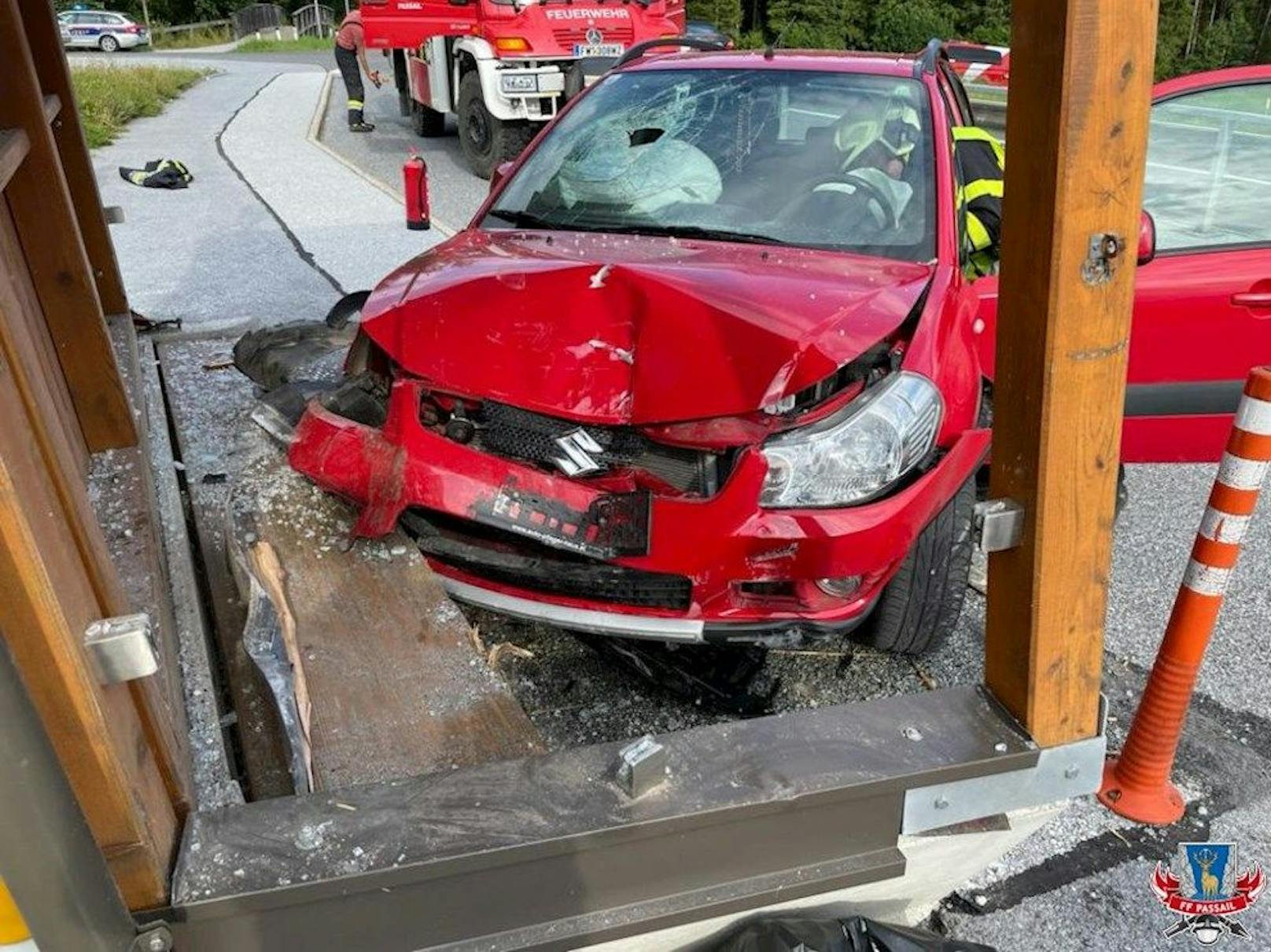 Dem Lenker wurde kurz "schwarz vor Augen", dann knallte sein Wagen auch schon gegen dieses Wartehäuschen in Passail, Steiermark. (3. August 2021)