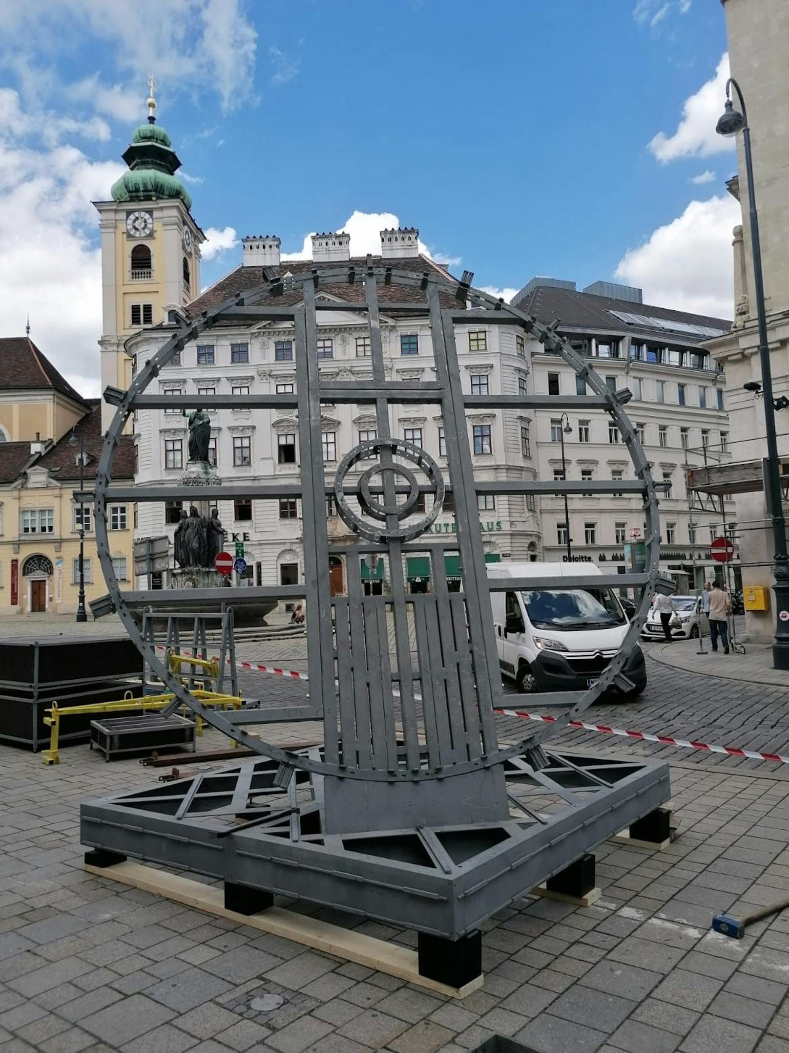 Einige Wiener wundern sich über diese Konstruktion auf der Freyung (Innere Stadt)