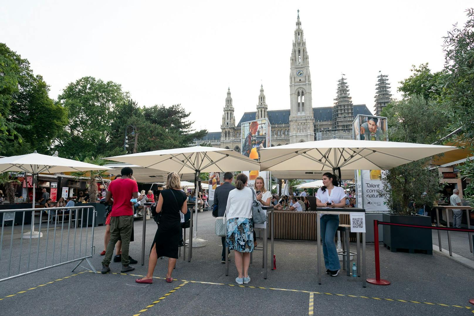 Seit 3. Juli wird der Rathausplatz zur Kulturbühne. Zur Halbzeit zieht die Stadt eine positive Zwischenbilanz: Schon mehr als 100.000 Besucher kamen hierher.