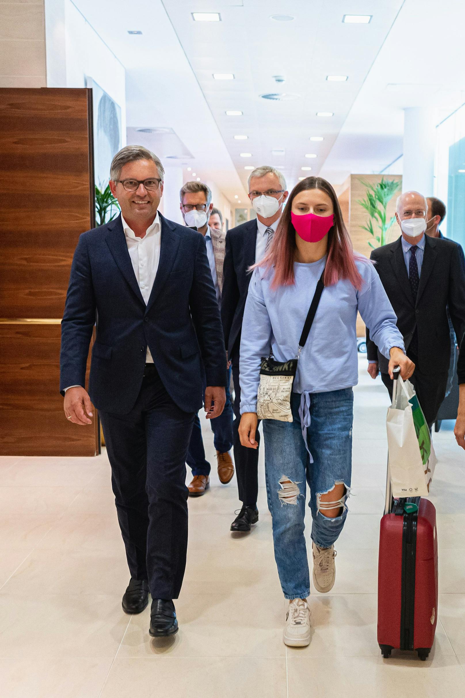 ÖVP-Staatssekretär Magnus Brunner begrüßt die belarussische Athletin Kristina Timanowskaja am Flughafen Wien-Schwechat