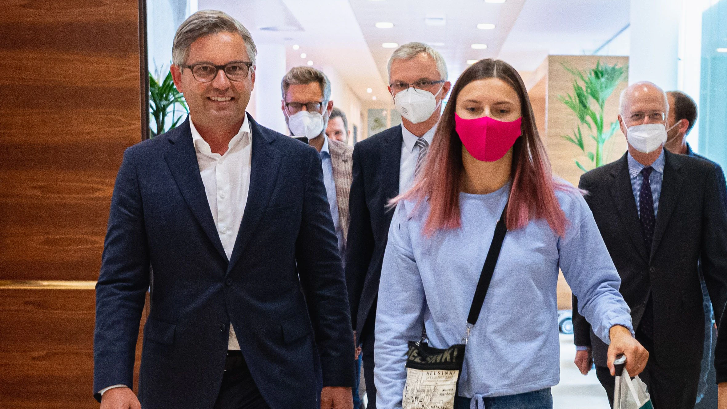 ÖVP-Staatssekretär Magnus Brunner begrüßt die belarussische Athletin Kristina Timanowskaja am Flughafen Wien-Schwechat