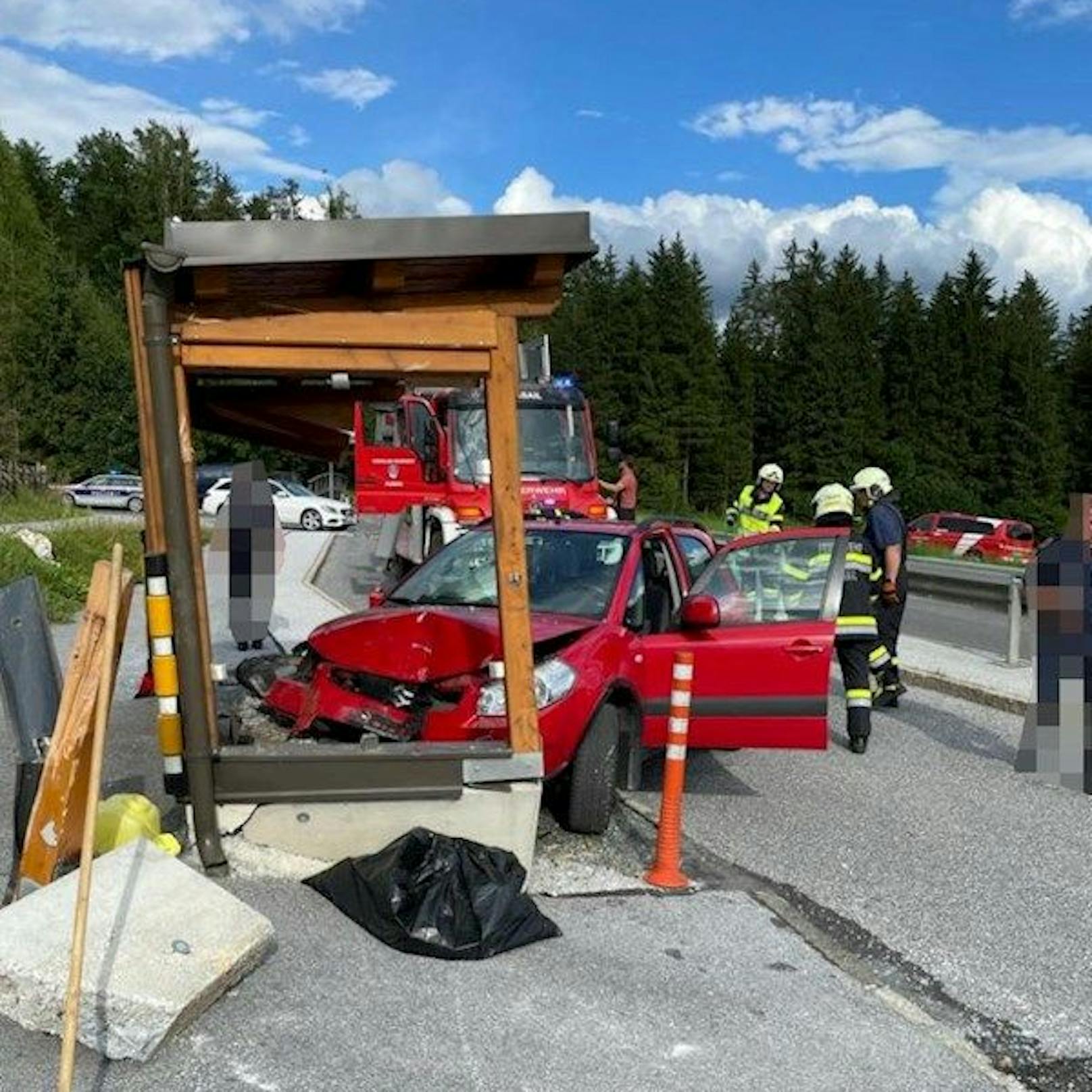 Dem Lenker wurde kurz "schwarz vor Augen", dann knallte sein Wagen auch schon gegen dieses Wartehäuschen in Passail, Steiermark. (3. August 2021)
