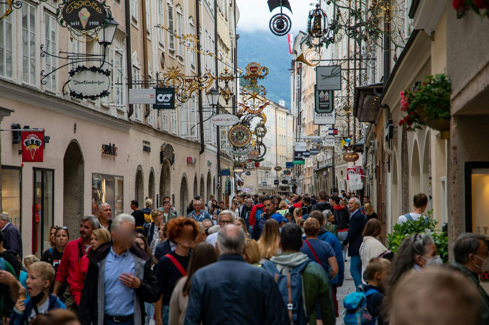 Bei Schlechtwetter stürmten am Mittwochnachmittag Dutzende Touristen die Salzburger Altstadt.
