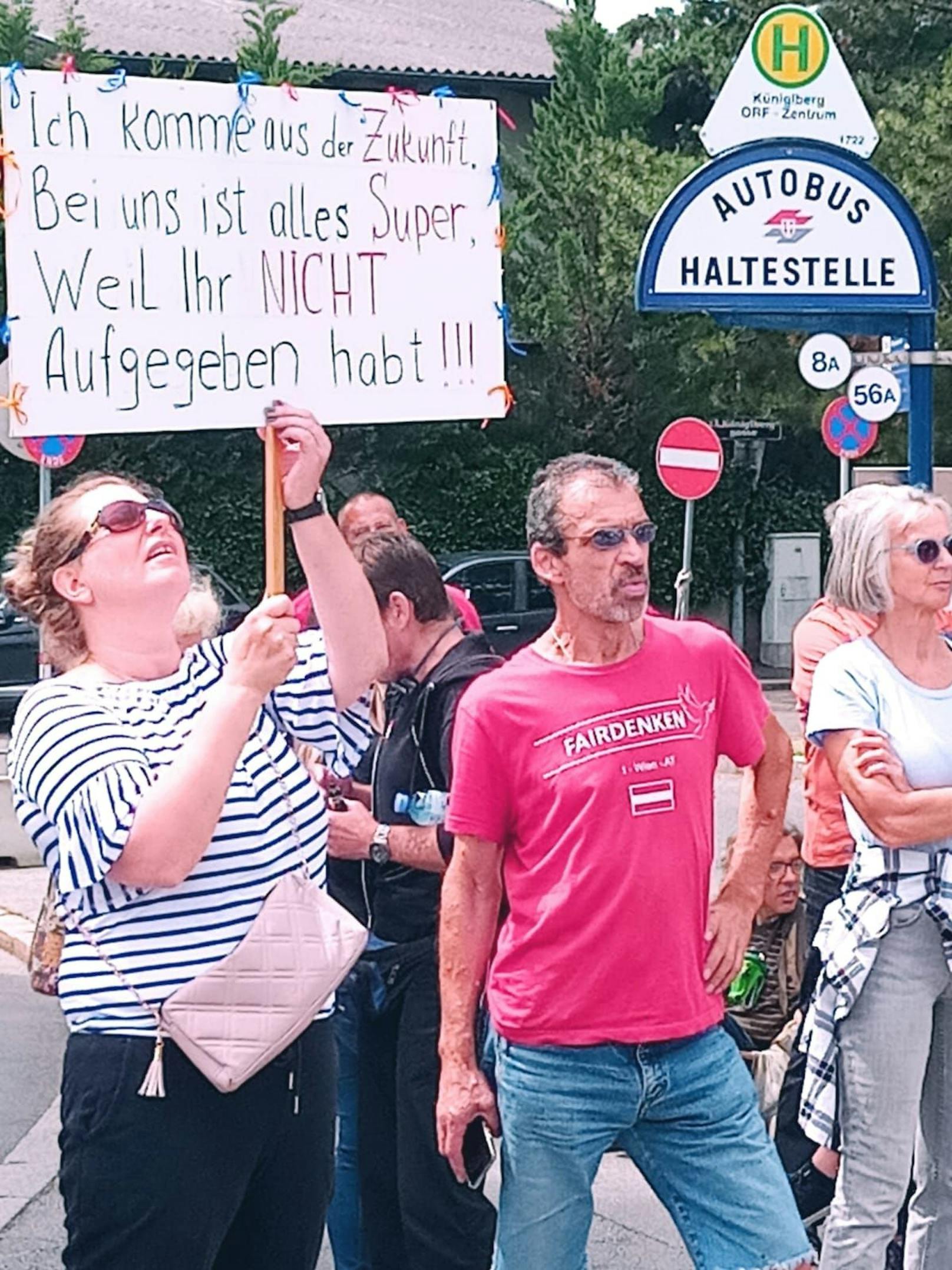 Vor dem ORF-Zentrum demonstrierten am Mittwoch einige Personen gegen den Rundfunk und seine Berichterstattung.