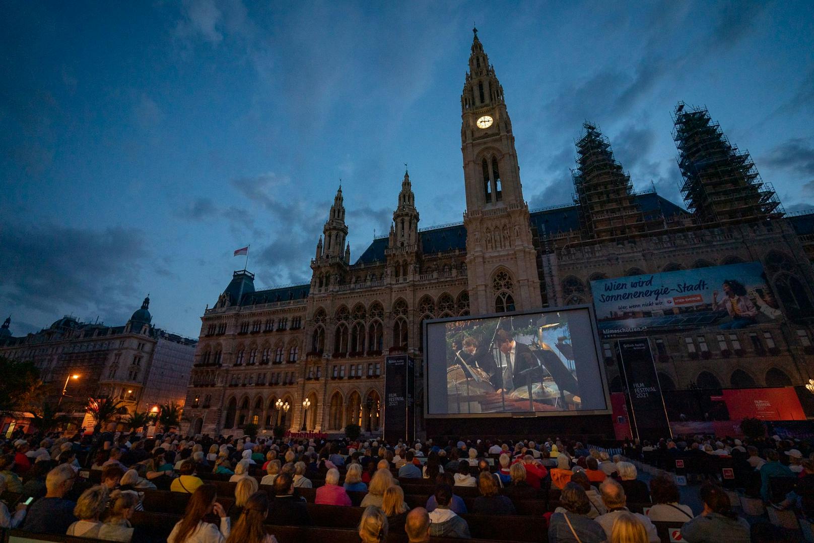 Nach Einbruch der Dunkelheit geht es dann mit dem Musikgenuss los. Von Pop über Musical und Jazz bis hin zur Oper ist alles dabei.