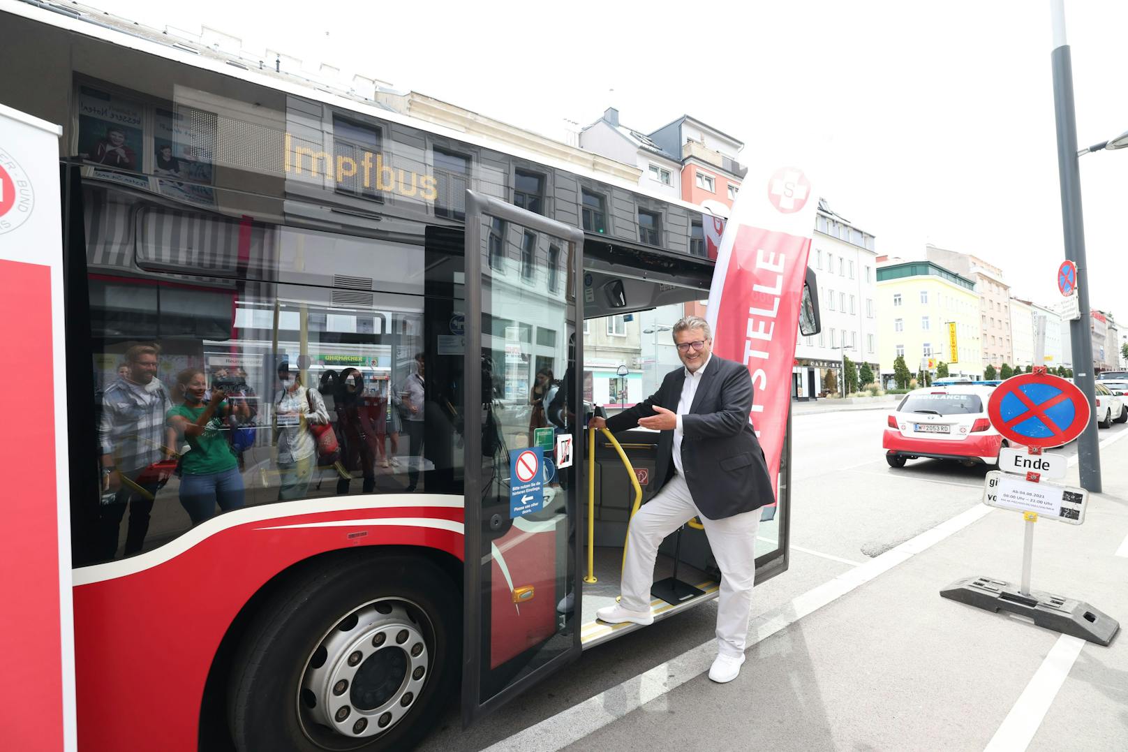 Treten Sie näher, treten Sie ein: Seit heute fahren zwei Gelenksbusse der Wiener Linien als mobile Mini-Impfstraßen durch Wien. Auch Gesundheitsstadtrat Peter Hacker (SPÖ) war zum Start dabei. 